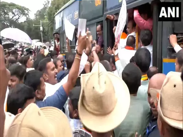 बेंगलुरु भगदड़ के पीड़ितों के लिए शोक सभा के बाद पुलिस ने BJP कार्यकर्ताओं को हिरासत में लिया बेंगलुरु भगदड़ के पीड़ितों के लिए शोक सभा के बाद पुलिस ने BJP कार्यकर्ताओं को हिरासत में लिया