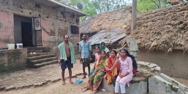 Keonjhar: सरकारी उपेक्षा से अकेला परिवार गांव में रह रहा Keonjhar: सरकारी उपेक्षा से अकेला परिवार गांव में रह रहा