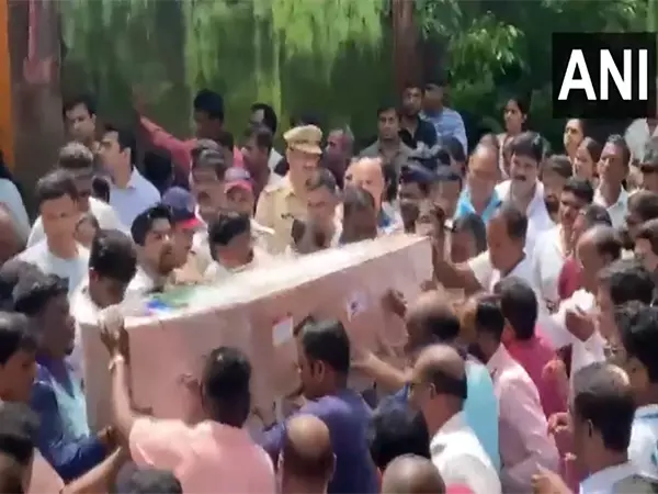 AI-171 crash: चालक दल की सदस्य मैथिली पाटिल का पार्थिव शरीर रायगढ़ लाया गया AI-171 crash: चालक दल की सदस्य मैथिली पाटिल का पार्थिव शरीर रायगढ़ लाया गया
