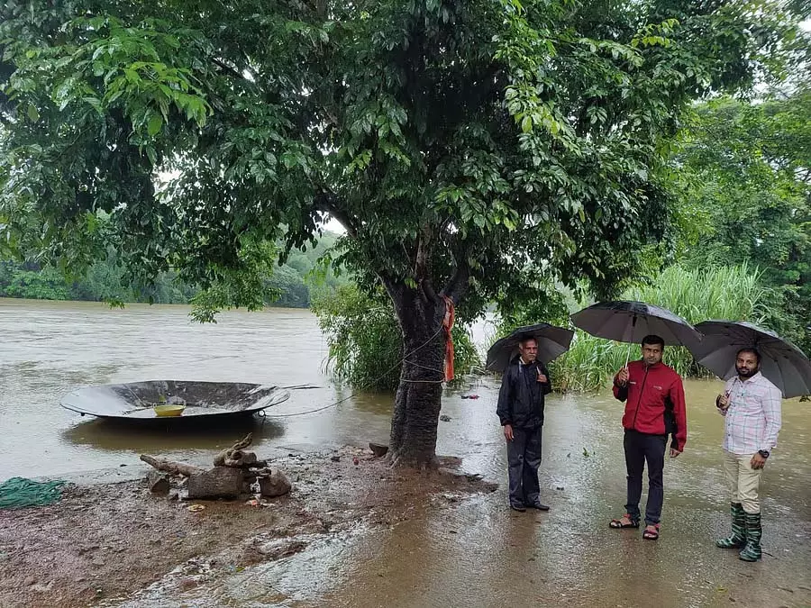 Kodagu : कराडिगोडु गांव में होलेकेरे रोड में नदी का पानी घुसा, यातायात बाधित Kodagu : कराडिगोडु गांव में होलेकेरे रोड में नदी का पानी घुसा, यातायात बाधित