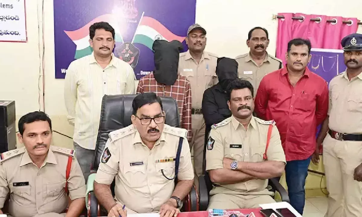 Andhra: अंतरराज्यीय चोर गिरफ्तार, 43.24 लाख रुपये का सोना बरामद Andhra: अंतरराज्यीय चोर गिरफ्तार, 43.24 लाख रुपये का सोना बरामद