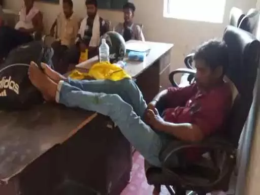 शराब पीकर ड्यूटी कर रहा पंचायत सचिव, वीडियो वायरल शराब पीकर ड्यूटी कर रहा पंचायत सचिव, वीडियो वायरल