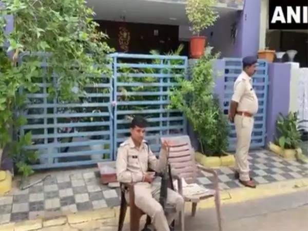 EOW ने इंदौर नगर निगम के उद्यान अधिकारी चेतन पाटिल के घर और कार्यालय पर छापा मारा EOW ने इंदौर नगर निगम के उद्यान अधिकारी चेतन पाटिल के घर और कार्यालय पर छापा मारा