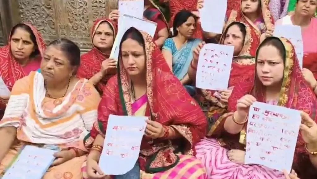 Mathura: प्रस्तावित कॉरिडोर पर रोक की मांग, खून से पत्र लिखकर जताया विरोध Mathura: प्रस्तावित कॉरिडोर पर रोक की मांग, खून से पत्र लिखकर जताया विरोध