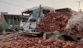 Karnal: डंपर की टक्कर से ट्रैक्टर–ट्राली सवार युवक की मौत Karnal: डंपर की टक्कर से ट्रैक्टर–ट्राली सवार युवक की मौत