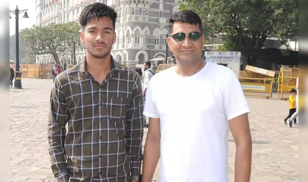 Hapur: ढाई साल की मेहनत का फल, पिता-पुत्र की जोड़ी बनी पुलिस अधिकारी Hapur: ढाई साल की मेहनत का फल, पिता-पुत्र की जोड़ी बनी पुलिस अधिकारी