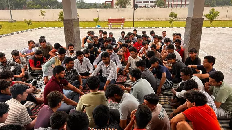 Haryana : बावल कॉलेज तक फैला असर, 14 विद्यार्थियों ने दी परीक्षा Haryana : बावल कॉलेज तक फैला असर, 14 विद्यार्थियों ने दी परीक्षा