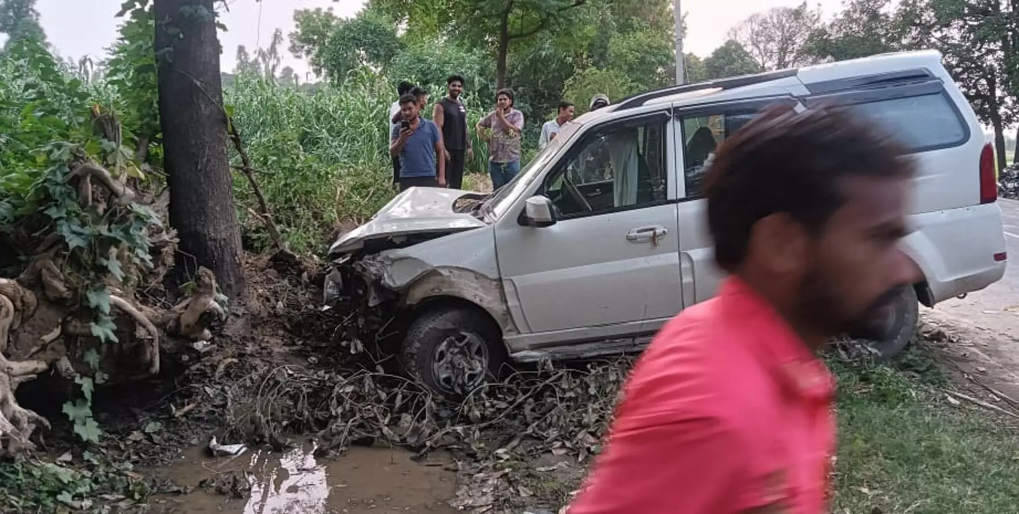 Nawabganj: कार का स्टेयरिंग फेल, बिजली का पोल तोड़ते हुए पेड़ से टकराई Nawabganj: कार का स्टेयरिंग फेल, बिजली का पोल तोड़ते हुए पेड़ से टकराई