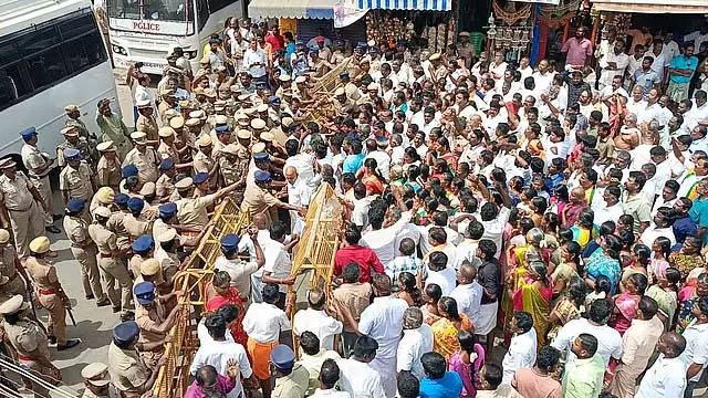 रामनाथस्वामी मंदिर पर स्थानीय लोगों का प्रदर्शन 500 से ज़्यादा लोग गिरफ़्तार रामनाथस्वामी मंदिर पर स्थानीय लोगों का प्रदर्शन 500 से ज़्यादा लोग गिरफ़्तार