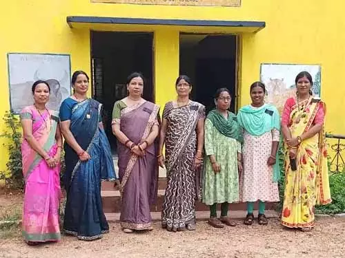 स्कूल में काली पट्टी लगाकर शिक्षकों ने किया युक्तियुक्तकरण स्कूल में काली पट्टी लगाकर शिक्षकों ने किया युक्तियुक्तकरण