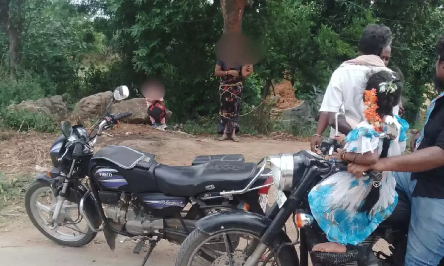 Chittoor: कर्ज न चुका पाने पर महिला को पेड़ से बांधा गया Chittoor: कर्ज न चुका पाने पर महिला को पेड़ से बांधा गया