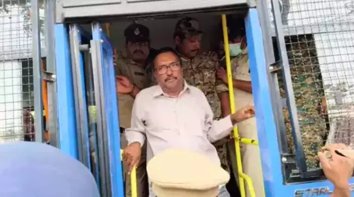 कोमिनेनी को Guntur जिला जेल से जमानत पर रिहा किया गया कोमिनेनी को Guntur जिला जेल से जमानत पर रिहा किया गया