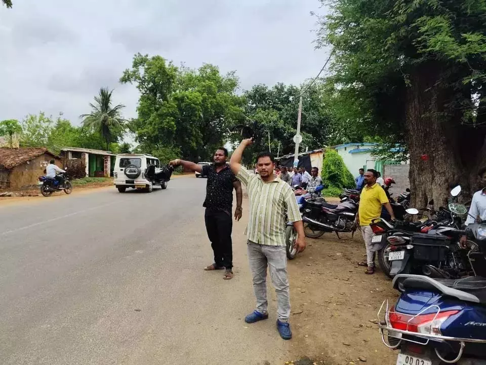 बलांगीर में युवा कांग्रेस के सदस्यों ने ओडिशा के CM को काले झंडे दिखाए, छह हिरासत में बलांगीर में युवा कांग्रेस के सदस्यों ने ओडिशा के CM को काले झंडे दिखाए, छह हिरासत में