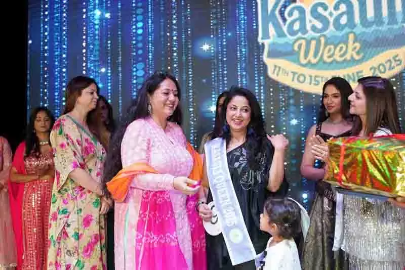 Himachal: कसौली सप्ताह के समापन समारोह में चमका ग्लैमर, संस्कृति का जलवा Himachal: कसौली सप्ताह के समापन समारोह में चमका ग्लैमर, संस्कृति का जलवा