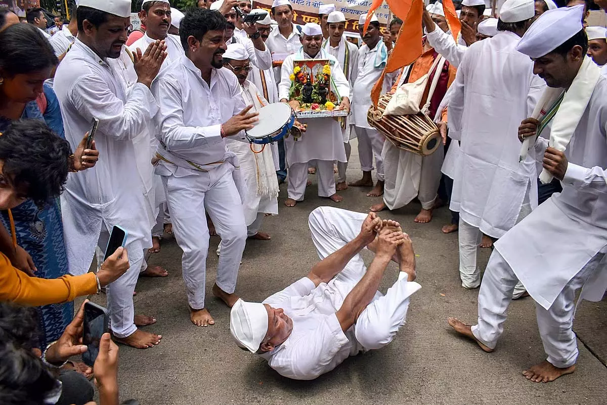 Pune : केंद्रीय मंत्री ने पालकी यात्रा शुरू होने से पहले वारकरियों को कोई बाधा नहीं आने का आश्वासन दिया Pune : केंद्रीय मंत्री ने पालकी यात्रा शुरू होने से पहले वारकरियों को कोई बाधा नहीं आने का आश्वासन दिया