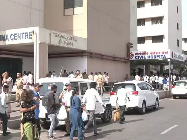 एयर इंडिया विमान दुर्घटना: 135 लोगों की पहचान हुई, 101 शव परिजनों को सौंपे गए एयर इंडिया विमान दुर्घटना: 135 लोगों की पहचान हुई, 101 शव परिजनों को सौंपे गए
