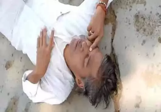 ऐसे शिक्षक को नौकरी से निकालने की मांग, शराब पीकर आया और स्कूल में जड़ा ताला ऐसे शिक्षक को नौकरी से निकालने की मांग, शराब पीकर आया और स्कूल में जड़ा ताला