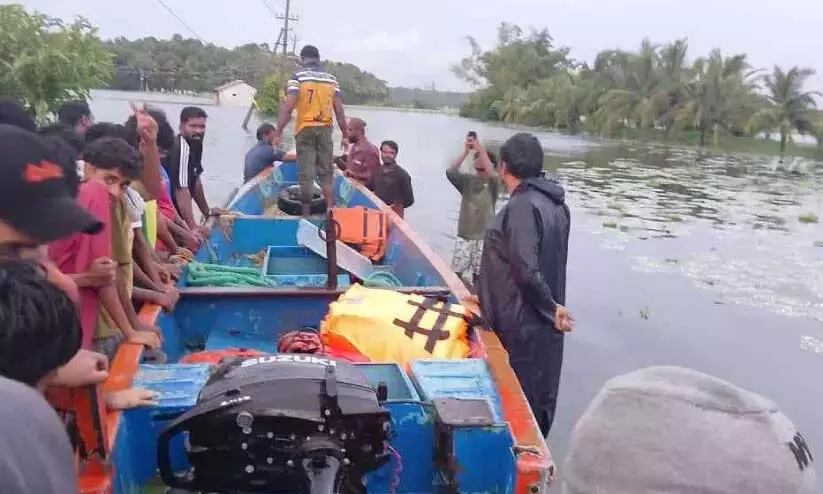 सड़क जलमग्न; तुरुवनम द्वीप तक नाव से पहुंचा जा रहा है सड़क जलमग्न; तुरुवनम द्वीप तक नाव से पहुंचा जा रहा है