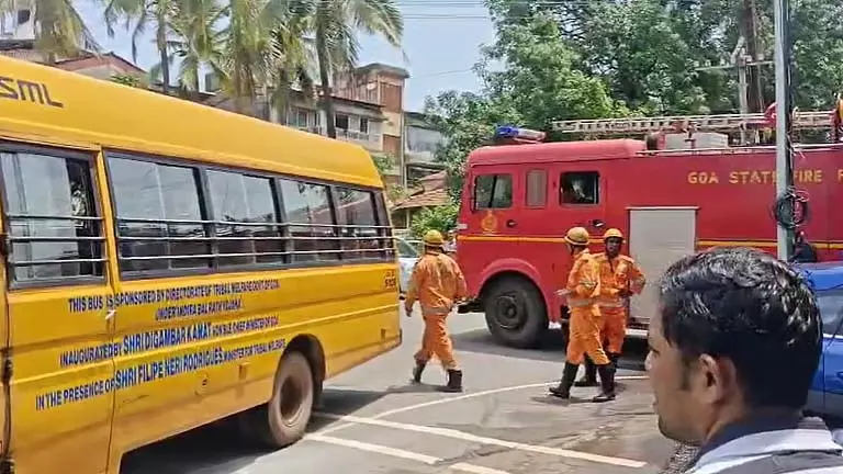 GOA: सेंट जोसेफ हाई स्कूल में बाल रथ बस के नीचे आग की चिंगारी देखी गई GOA: सेंट जोसेफ हाई स्कूल में बाल रथ बस के नीचे आग की चिंगारी देखी गई