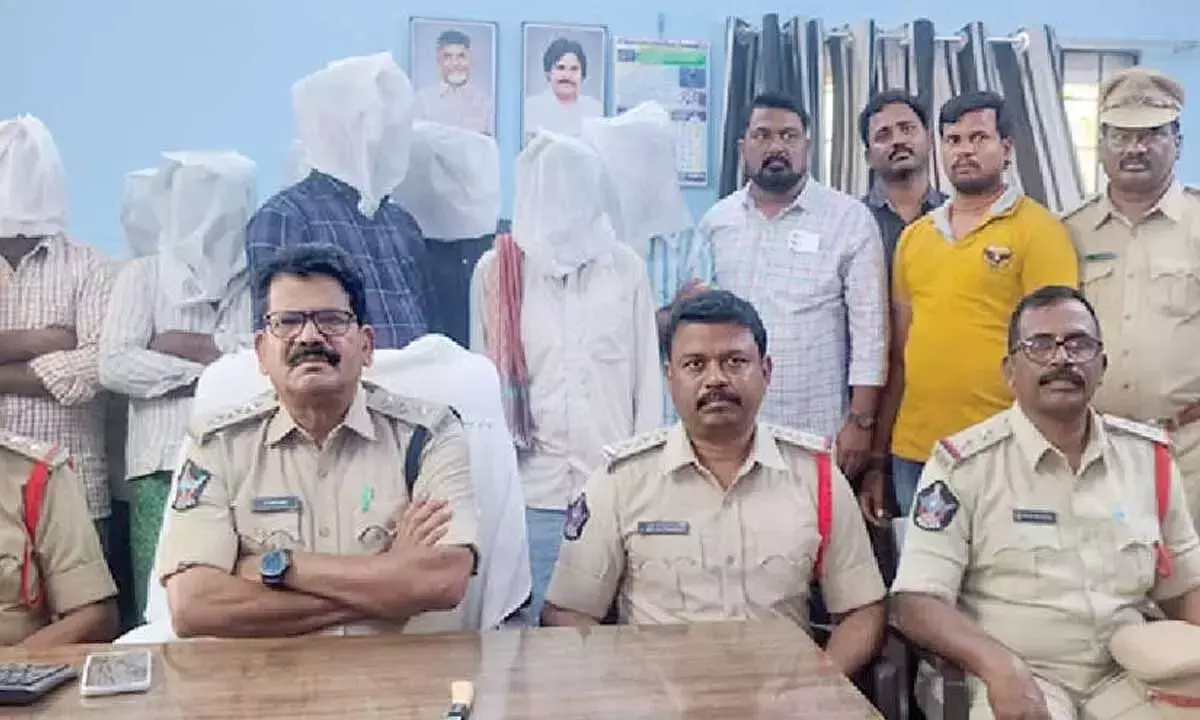 Andhra: कुराकुलपल्ली शिक्षक अपहरण मामले में बड़ी सफलता Andhra: कुराकुलपल्ली शिक्षक अपहरण मामले में बड़ी सफलता