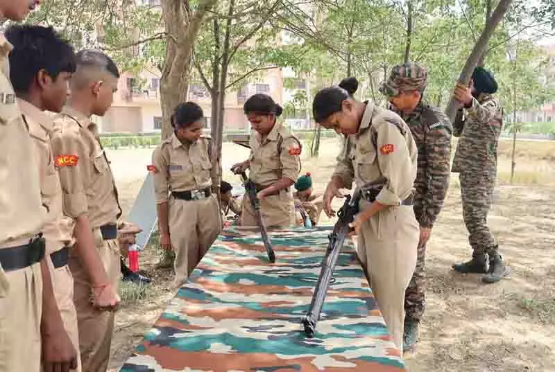 DAV विश्वविद्यालय शिविर में NCC कैडेटों ने राष्ट्र निर्माण में अग्रणी भूमिका निभाई DAV विश्वविद्यालय शिविर में NCC कैडेटों ने राष्ट्र निर्माण में अग्रणी भूमिका निभाई