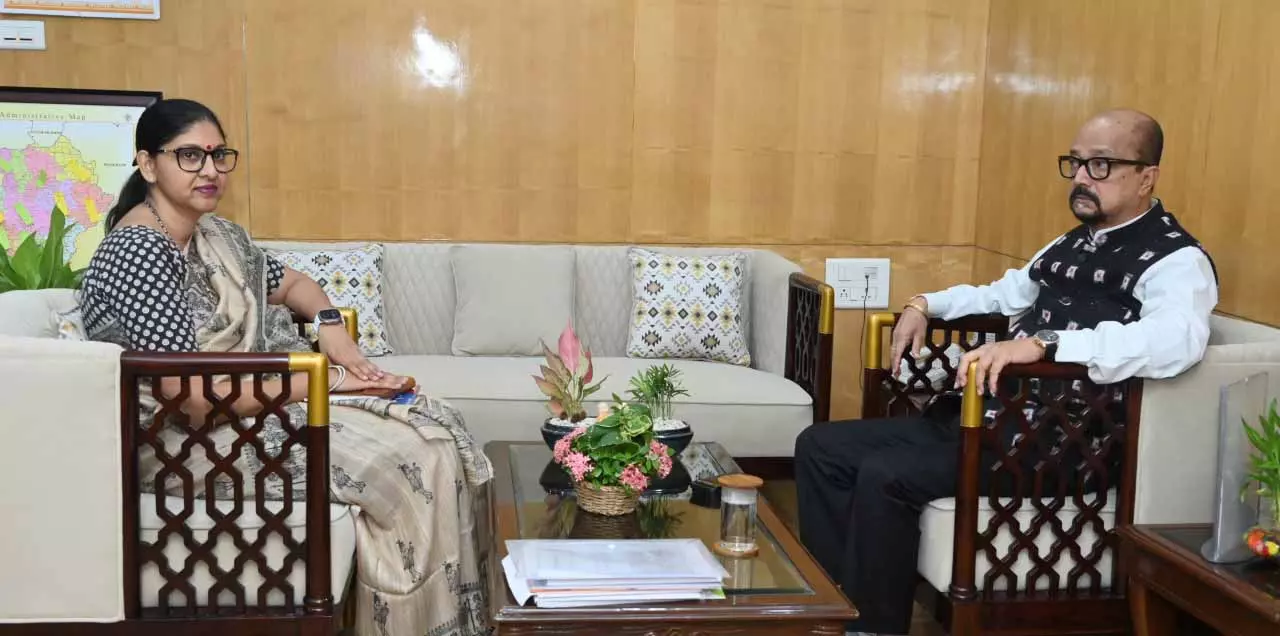 राज्यपाल डेका से खाद्य नागरिक आपूर्ति विभाग के सचिव कंगाले ने सौजन्य भेंट की राज्यपाल डेका से खाद्य नागरिक आपूर्ति विभाग के सचिव कंगाले ने सौजन्य भेंट की
