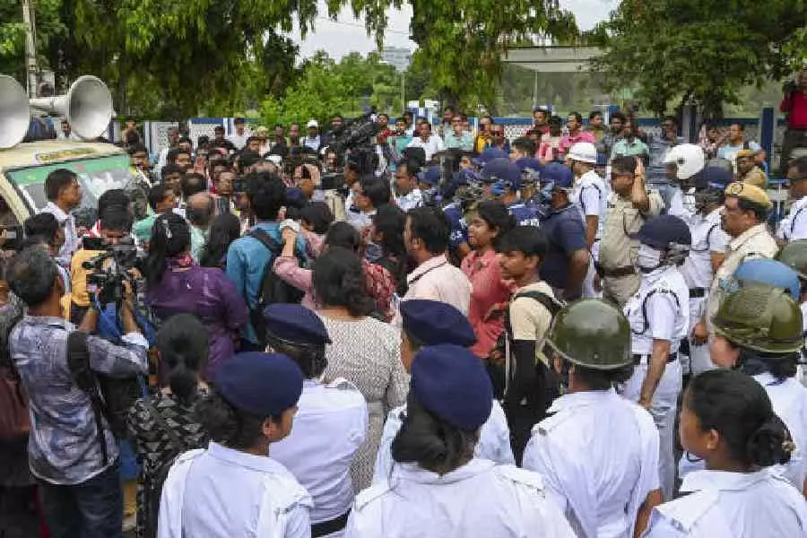विधानसभा में लगातार हो रहे हंगामे के चलते स्पीकर बिमान बनर्जी ने BJP विधायक को निलंबित कर दिया विधानसभा में लगातार हो रहे हंगामे के चलते स्पीकर बिमान बनर्जी ने BJP विधायक को निलंबित कर दिया