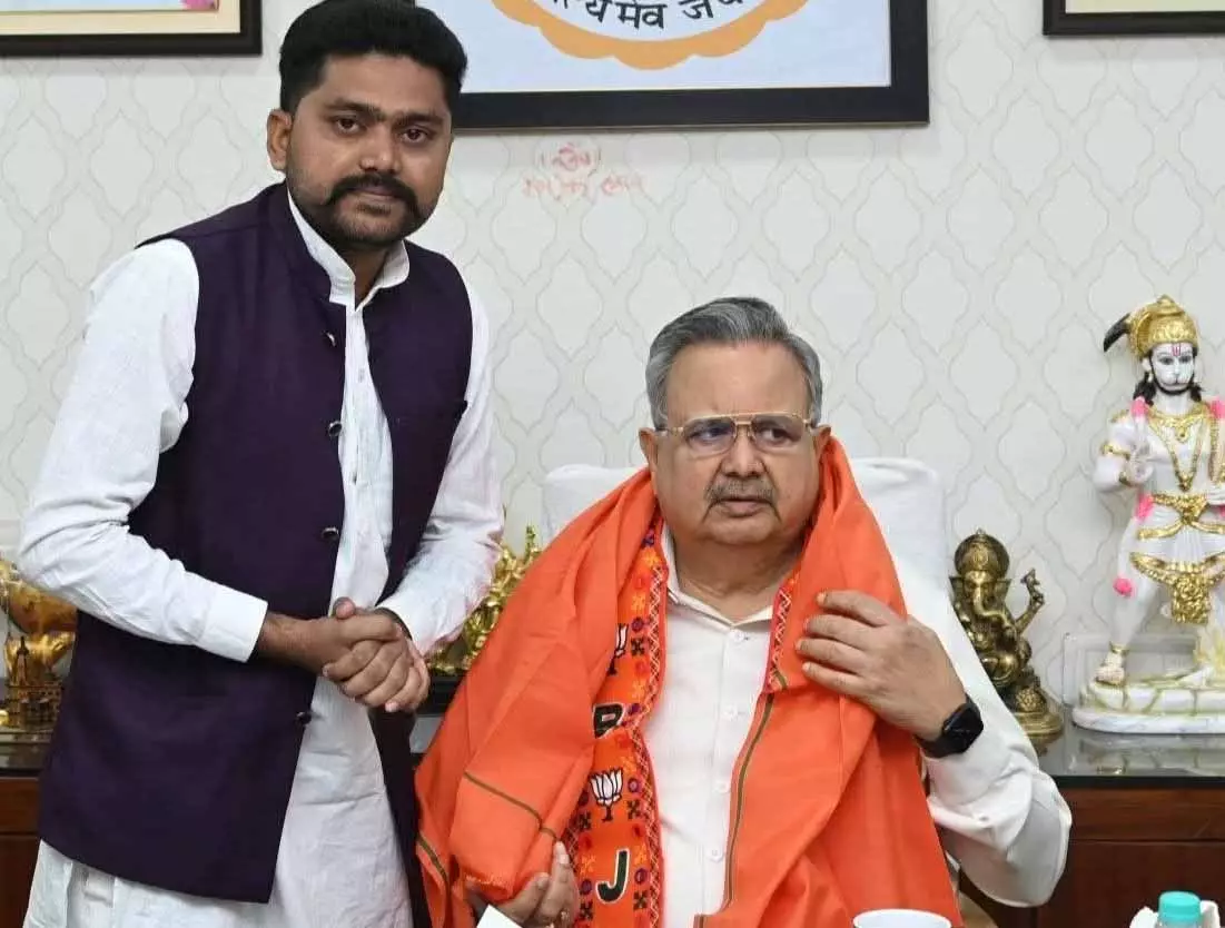 लेट से दफ्तर पहुंच रहे कर्मचारी, युवा नेता ने शासन को कराया अवगत लेट से दफ्तर पहुंच रहे कर्मचारी, युवा नेता ने शासन को कराया अवगत