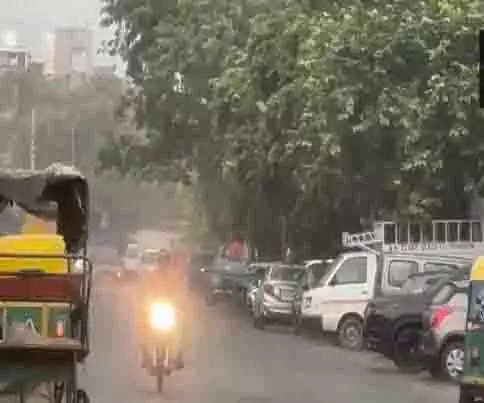 Delhi में बारिश से गर्मी से राहत मिली Delhi में बारिश से गर्मी से राहत मिली