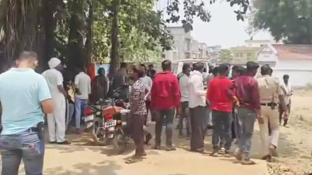 Sheopur में मारपीट के विरोध में सड़क पर उतरे युवा, चौकी की मांग पर अड़े Sheopur में मारपीट के विरोध में सड़क पर उतरे युवा, चौकी की मांग पर अड़े