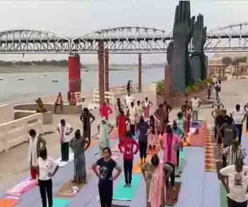 International Yoga Day से पहले नमो घाट पर लोगों ने किया योग International Yoga Day से पहले नमो घाट पर लोगों ने किया योग