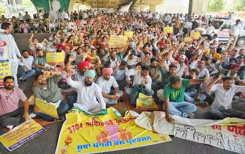 Ludhiana पश्चिम उपचुनाव से पहले शिक्षकों का विरोध प्रदर्शन केंद्र में Ludhiana पश्चिम उपचुनाव से पहले शिक्षकों का विरोध प्रदर्शन केंद्र में