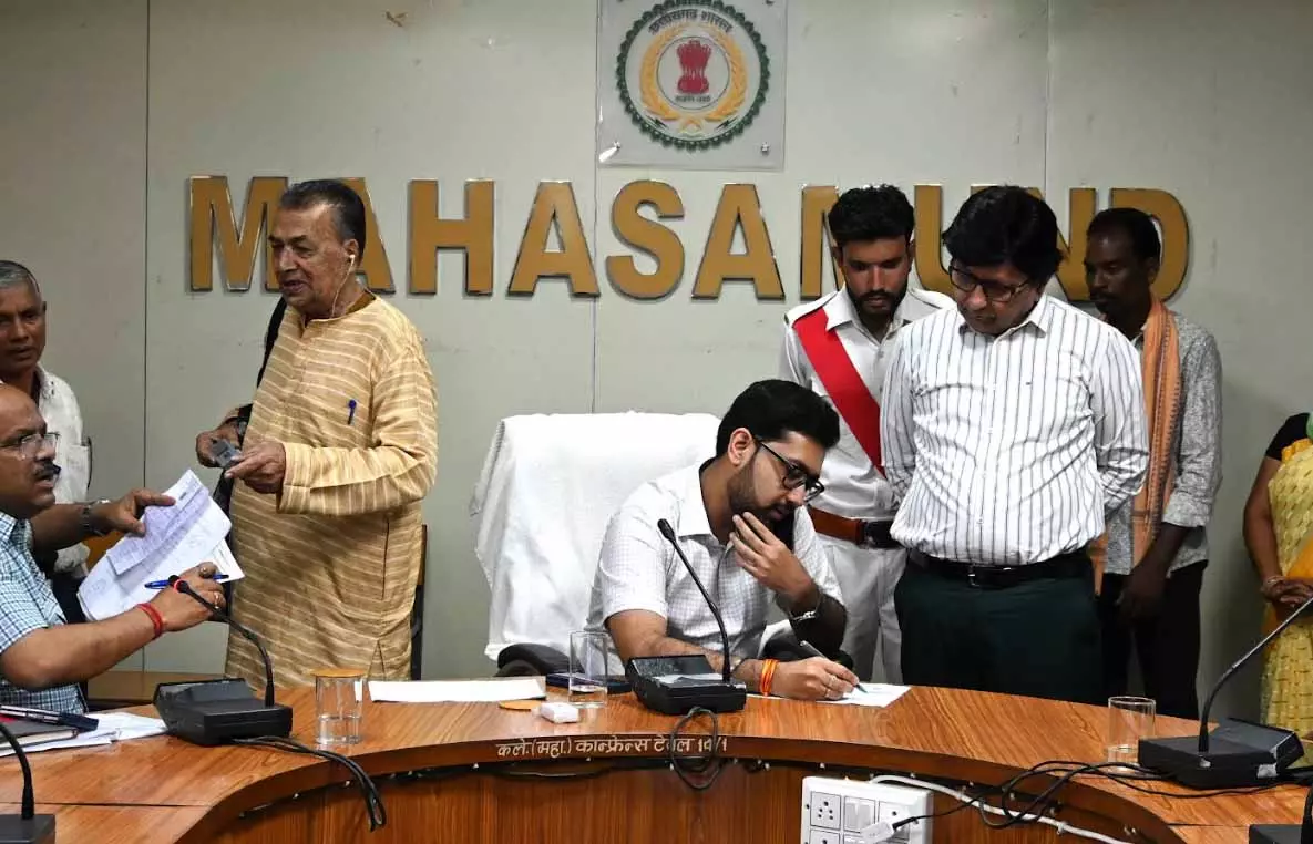 कलेक्टर लंगेह ने जन चौपाल में सुनी आमजनों की समस्याएं कलेक्टर लंगेह ने जन चौपाल में सुनी आमजनों की समस्याएं