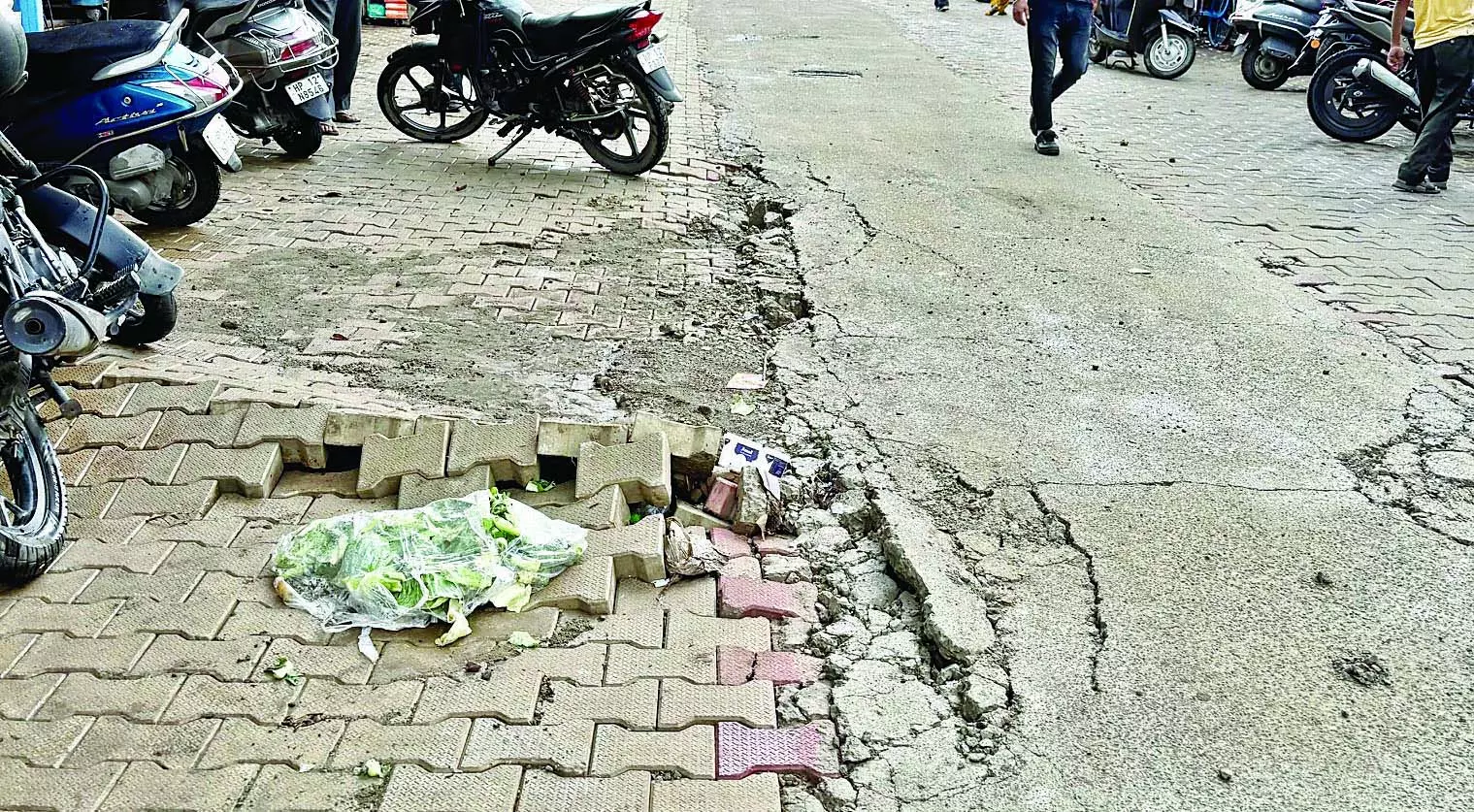 पहली बारिश में ही उखड़ी नालागढ़ की नव निर्मित सडक़ पहली बारिश में ही उखड़ी नालागढ़ की नव निर्मित सडक़