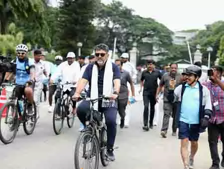 सत्ता के गलियारों में मैंने साइकिल चुनी पोस्ट करने के बाद Karnataka Dy CM Shivakumar साइकिल से गिरे सत्ता के गलियारों में मैंने साइकिल चुनी पोस्ट करने के बाद Karnataka Dy CM Shivakumar साइकिल से गिरे