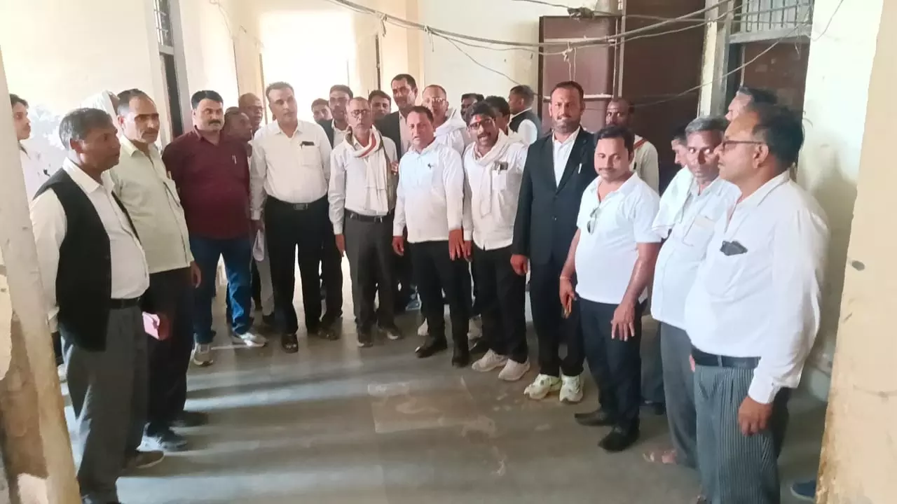 Koraon तहसील में अधिवक्ताओं की अनिश्चितकालीन हड़ताल जारी Koraon तहसील में अधिवक्ताओं की अनिश्चितकालीन हड़ताल जारी