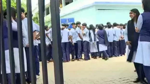 School शिक्षक की कार ने छात्र के पैर को कुचला, मलप्पुरम में बड़ा विरोध प्रदर्शन School शिक्षक की कार ने छात्र के पैर को कुचला, मलप्पुरम में बड़ा विरोध प्रदर्शन