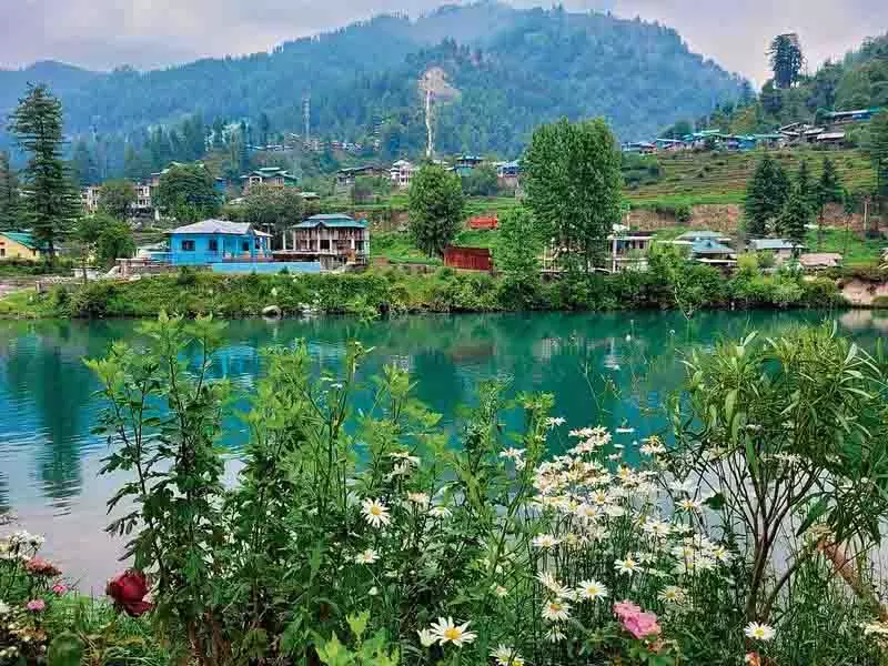 Kangra घाटी के होटलों में गर्मी से बचने के लिए उमड़े पर्यटक Kangra घाटी के होटलों में गर्मी से बचने के लिए उमड़े पर्यटक