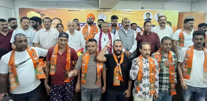प्रमुख AIBCU नेता और समर्थक भाजपा में शामिल प्रमुख AIBCU नेता और समर्थक भाजपा में शामिल