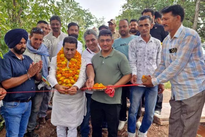 Jammu: जसरोटिया ने फील्ड चैनलों का निर्माण कार्य शुरू किया Jammu: जसरोटिया ने फील्ड चैनलों का निर्माण कार्य शुरू किया