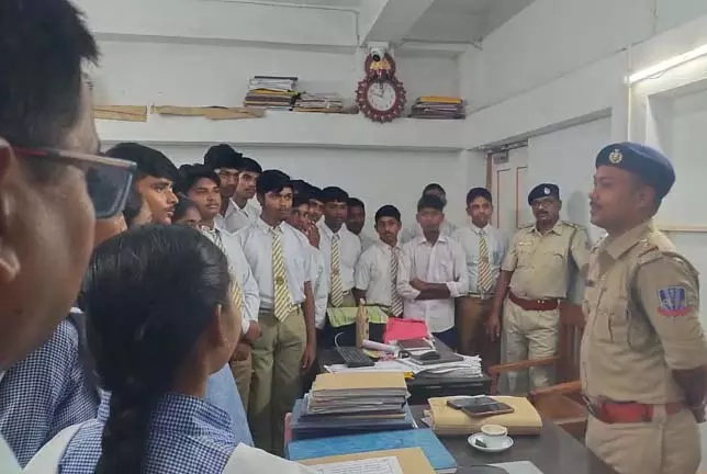 पुलिस अधिकारी कैसे काम करते हैं? छात्रों ने बीजपुर पुलिस स्टेशन का दौरा कर जाना सीखा पुलिस अधिकारी कैसे काम करते हैं? छात्रों ने बीजपुर पुलिस स्टेशन का दौरा कर जाना सीखा