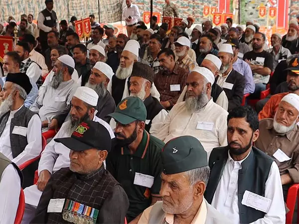 जम्मू-कश्मीर: भारतीय सेना ने Kupwara में पूर्व सैनिकों की रैली निकाली जम्मू-कश्मीर: भारतीय सेना ने Kupwara में पूर्व सैनिकों की रैली निकाली