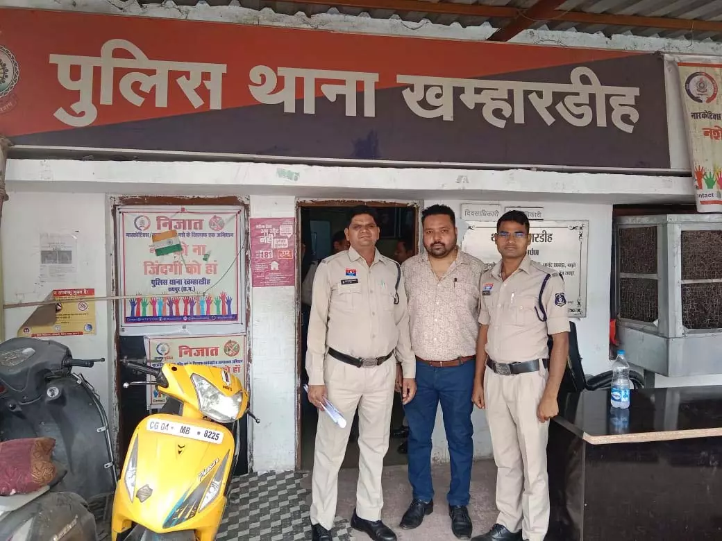 पोस्टरमैन सोनू गरचा थाने में महिला से छेड़छाड़ और अभद्र टिप्पणी मामले में गिरफ्तार पोस्टरमैन सोनू गरचा थाने में महिला से छेड़छाड़ और अभद्र टिप्पणी मामले में गिरफ्तार