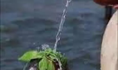धर्म: सोमवार को शिवलिंग पर जल चढ़ाने के पीछे है बड़ा महत्व, जानिए क्या है रहस्य
