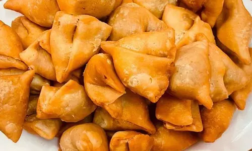 Samosa:  घर पर बनाएं कुरकुरे स्वादिष्ट समोसे