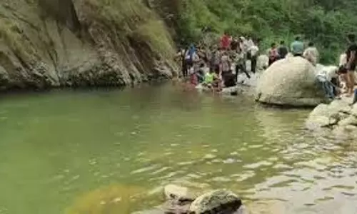 Chamba: रावी की लहरों में फंसा युवक, दमकल विभाग ने बचाया Chamba: रावी की लहरों में फंसा युवक, दमकल विभाग ने बचाया