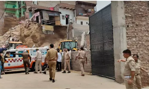 Mathura: अवैध खनन से हुई तीन मौतें, आरोपी सुनील चैन फरार Mathura: अवैध खनन से हुई तीन मौतें, आरोपी सुनील चैन फरार