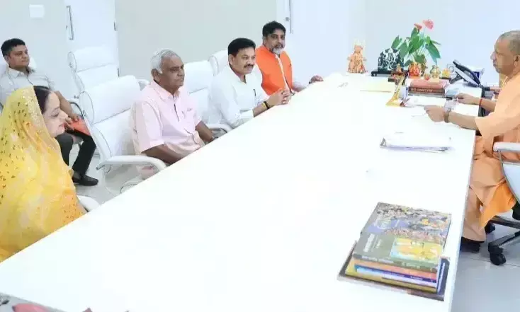Deoria: नपा अध्यक्ष ने सीएम को नगर विकास का खाका पेश किया