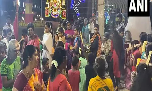 Thoothukudi: श्री भत्रकाली अम्मन मंदिर में पारंपरिक गुम्मी नृत्य करने के लिए बड़ी संख्या में लोग एकत्रित हुए