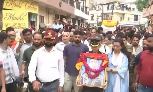 हेलीकॉप्टर दुर्घटना: पत्नी सैन्य वर्दी में पायलट के अंतिम संस्कार में शामिल हुई! हेलीकॉप्टर दुर्घटना: पत्नी सैन्य वर्दी में पायलट के अंतिम संस्कार में शामिल हुई!